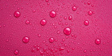 Mor bir zemine yakın çekim su damlaları. Makro fotoğraf. Üst görünüm.