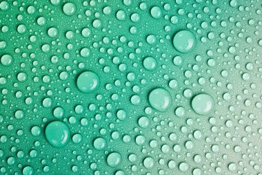 Yeşil arkaplandaki su damlalarını kapatın. Makro fotoğraf. Üst görünüm.