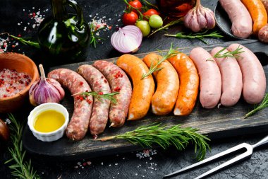 farklı çiğ sığır eti, domuz eti ve tavuk eti sosisi, ızgara için hazır. Üst Manzara. Ev yapımı et ürünleri.