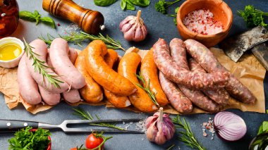 Ev yapımı çiğ et, domuz eti ve tavuk eti sosisi ızgara için hazır. Üst Manzara. Ev yapımı et ürünleri.