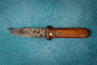 Eski bir mutfak bıçağı. Beton arka planda. Üst görünüm.