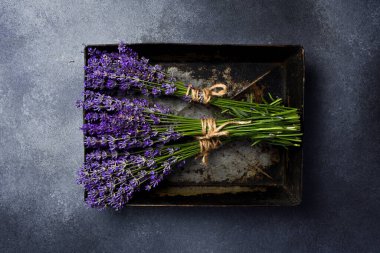 Bir demet kokulu lavanta çiçeği eski tip bir tepside. Üst görünüm.