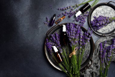 Bir kavanoz lavanta yağı ve lavanta çiçeği. Deri kozmetik ve aromaterapi. Üst Manzara. Metin için boş alan.