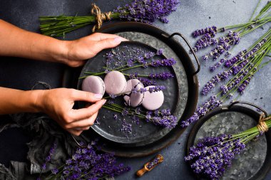 Makarnalar ve bir demet lavanta dişilerin elinde. Üst Manzara. Metin için boş alan.