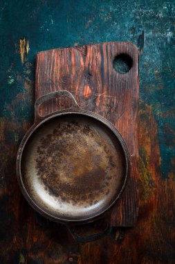 Tahta bir masada metal dökme demir tava. Metin için boş alan. Üst görünüm.