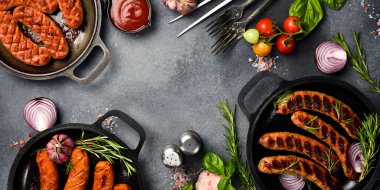 Izgara ya da barbekü afişi. Et yemekleri konsepti. Sausages Top view 'de. Gri bir arkaplanda.