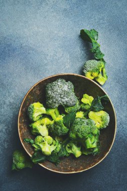 Bir kase dondurulmuş brokoliyi yakından çek. Kış için donmuş sebzeleri hazırlıyorum..