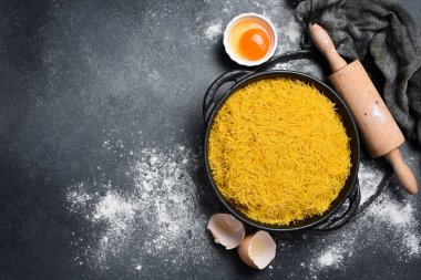 Bir kasede çiğ İtalyan Vermicelli. Aşçılık geçmişi. İtalyan gıda konsepti.