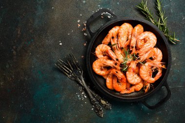 Izgara dev Langoustine karidesler, kızartma tavasında karidesler. Koyu bir arkaplanda, metin için boş alan.