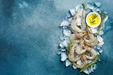 Taze çiğ dev karidesler, buzlu karidesler. Üst görünüm.