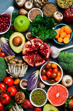 Maddeleri yeme sağlıklı: taze sebze, meyve ve superfood. Beslenme, diyet, vegan gıda kavramı