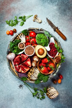 Tahta bir kutuda sebzeler, meyveler, böğürtlenler ve fındıklar, mantarlar ve süper yiyecekler. Üst görünüm.