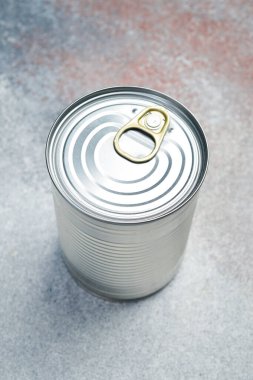 Yuvarlak metal teneke kutu ve konserve yiyecek. Yiyecek stokları.