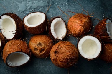 Hindistan cevizi arka planı. Tam ve yarım hindistan cevizi seti. Üst görünüm.