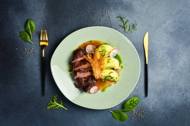 Enoki mantarlı dana biftek ve patates. Tabakta. Restoran yemeği. Kapat..