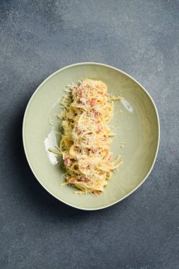 Carbonara makarnası. Pastırmalı makarna ve parmesan peyniri. İtalyan yemeği. Kapat..