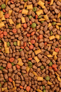 Evcil kedi ve köpekler için kuru renkli gıdaların arka planı, evcil hayvanlar için yiyecek dokusu.