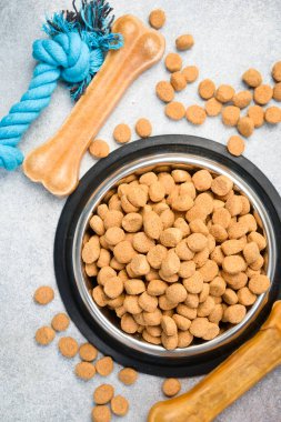 Gümüş kasede köpek maması. Kuru hayvanları yakın plan bir kasede besleyin..