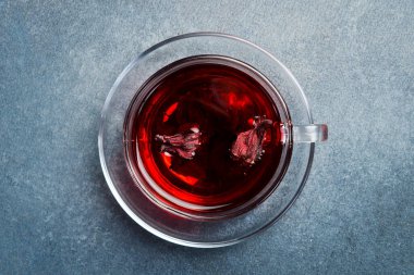 Bir fincan çaya yakın çekim. Çiçekli kırmızı amber çayı.