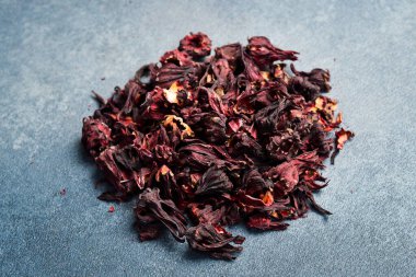 Hibiscus çiçeği kuru çay. Taş zeminde. Üst görünüm.
