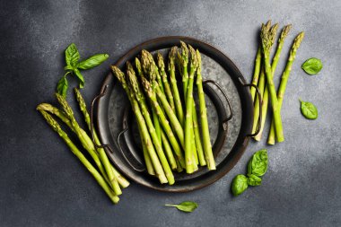 Tabakta çiğ yeşil kuşkonmaz. Kuşkonmaz pişirmek. Üst görünüm.