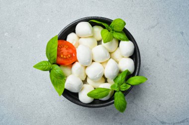 Domates ve fesleğenli Mozzarella peyniri topları. Caprese salatası yapmak için gerekenler.