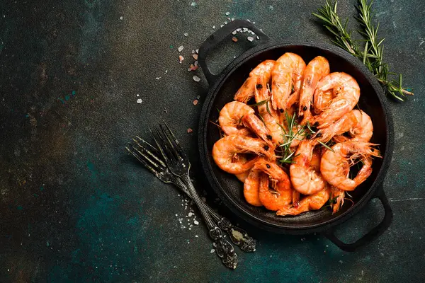 Izgara dev Langoustine karidesler, kızartma tavasında karidesler. Koyu bir arkaplanda, metin için boş alan.