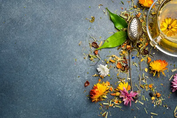 Çay demlemek için metal kaşık. Çiçek çayına yakın plan. Gri beton arka planda.