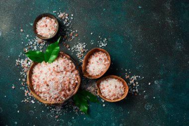 Himalaya kaba deniz tuzu ahşap bir kasede. Koyu dokulu bir arka planda. Boşluğu kopyala.