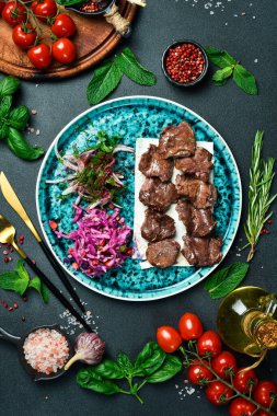 Vahşi Geyik 'ten şiş kebap. Izgara kebap. Et tabakları. Üst görünüm.