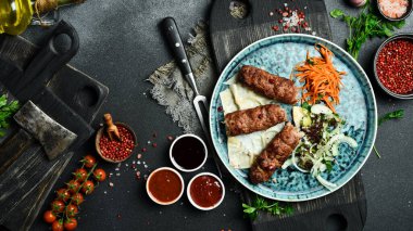 Soğanlı ızgara Lula kebabı ve pide ekmeği. Azerbaycan mutfağı. Metin için boş alan. Kapat..