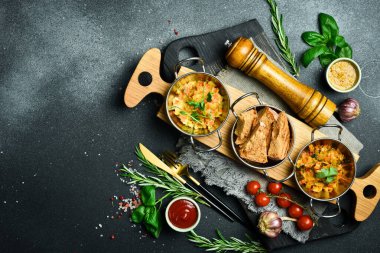 Haşlanmış sebze ve kahverengi ekmek. Soğuk atıştırmalıklar. Restoran servisi. Kapatın. Karanlık bir taş arka planda.