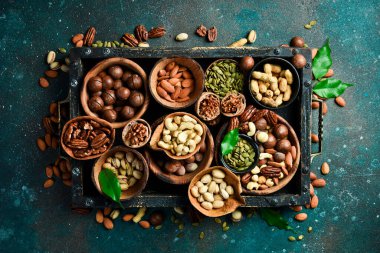 Siyah bir arka plan - sağlıklı bir ahşap kutu içinde fındık ürün yelpazesine snack. Üstten Görünüm. Kopya alanı