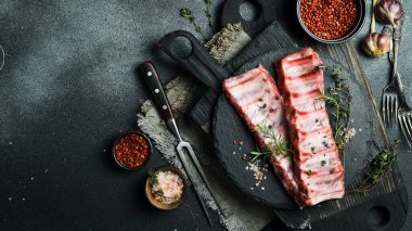 Biberiye ve baharatlı taze çiğ domuz pirzolası. Pişirmeye hazır. Üst Manzara. Metin için boş alan.