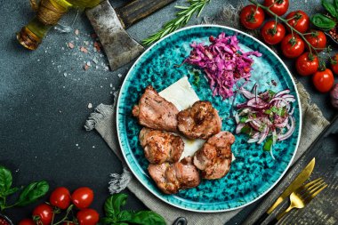 Izgara hindi eti kebabı. Taze sebzelerle servis edilen bir tabakta. Üst görünüm.