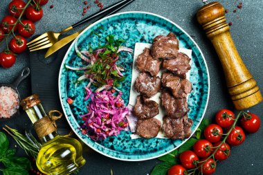 Vahşi Geyik 'ten şiş kebap. Izgara kebap. Et tabakları. Üst görünüm.