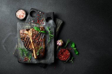 Kısa filetodan kesilmiş biftek bifteği ya da biftek. Her iki tarafında et olan biftek şeklinde kemik. afiş, servis menüsü metin için tarif yeri.