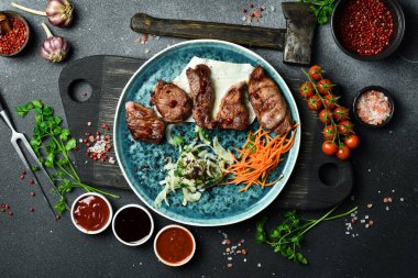 Izgara kuzu şiş kebap, soğan ve pita ekmeği. Barbekü menüsü. Metin için boş alan. Kapat..