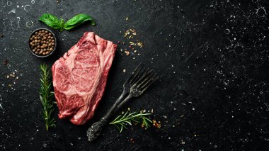 Taze pirzola bifteği. Üst Manzara. Koyu bir arka planda.