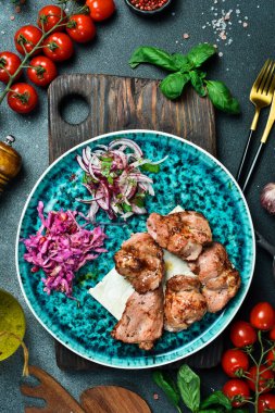 Izgara hindi eti kebabı. Taze sebzelerle servis edilen bir tabakta. Üst görünüm.