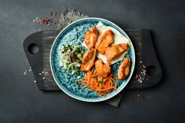 Soğanlı ızgara tavuk kebabı ve pide ekmeği. Azerbaycan mutfağı. Metin için boş alan. Kapat..