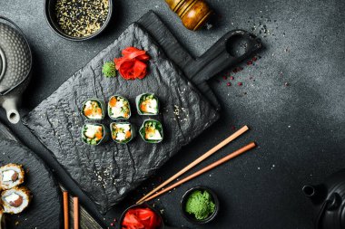 Geleneksel taze Japon suşisi rulo karides ve pirinç örtüsü. Wasabi sosu ve zencefil turşusuyla servis edilir. Kapat..