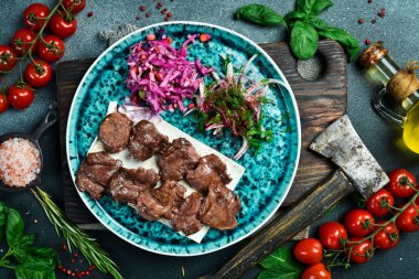 Vahşi Geyik 'ten şiş kebap. Izgara kebap. Et tabakları. Üst görünüm.