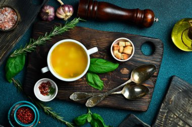 Beyaz kasede sebzeli hindi çorbası. Metin için boş alan. Kapat..