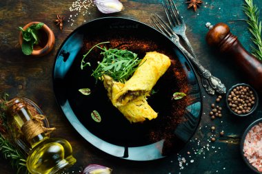 Patatesli gözleme, mantar ve dana eti. Siyah bir tabakta. Ukrayna mutfağı. Kırsal biçim.