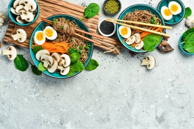 Japon yemekleri, erişte, mantar, yumurta ve mikroyeşillik. Udon ve soba eriştesi. Yemek afişi. Üst görünüm.