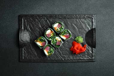 Lahana, ton balığı ve avokado ile suşi ruloları. Wasabi sosu ve zencefil turşusuyla servis edilir. Kapat..