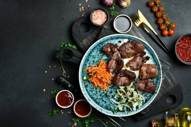 Lezzetli geyik şiş kebap. Et barbeküsü menüsü. Metin için boş alan. Kapat..