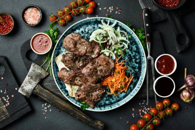 Soğan ve pita ekmeğiyle ızgara yaban kebabı. Barbekü menüsü. Metin için boş alan. Kapat..