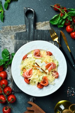 Somonlu Sezar salatası. Tabakta taze salata. Üst Manzara. Menü için fotoğraf.